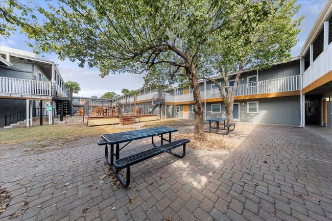 Building Photo - 2401 Manor Rd
