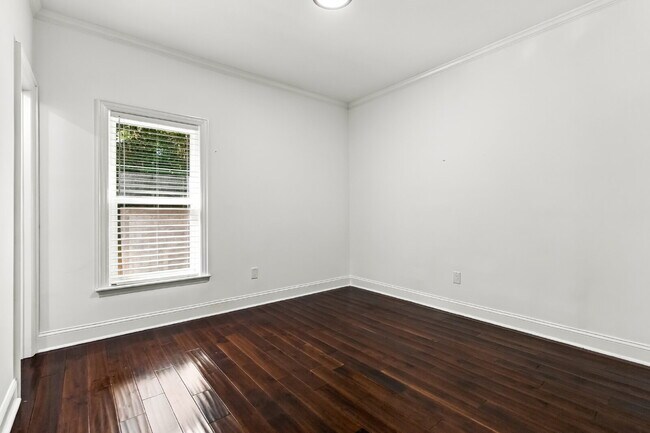 Building Photo - Updated Cottage 5 mins from Uptown Charlotte!