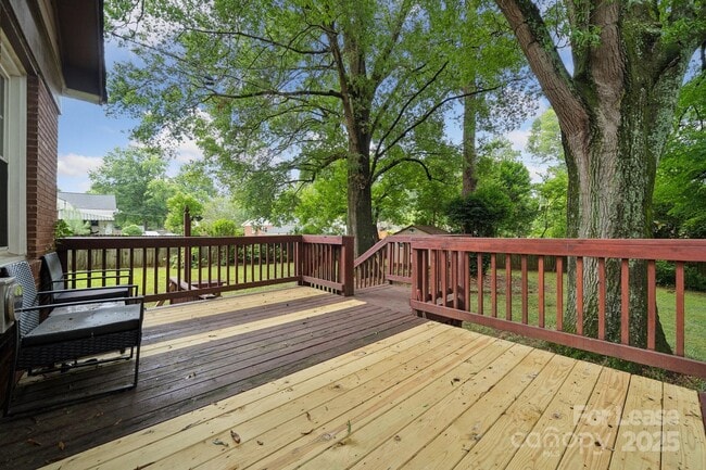 Building Photo - 1818 Woodland Dr