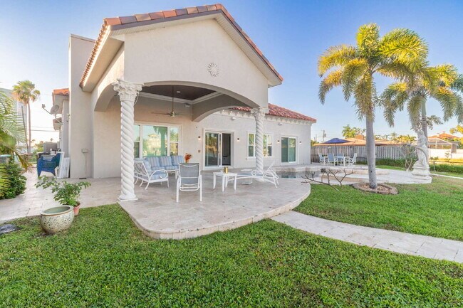 Building Photo - 4/3 Stunning Waterfront home in the heart of Clearwater Beach!