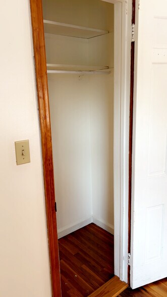 Building Photo - 557 Linden Ave