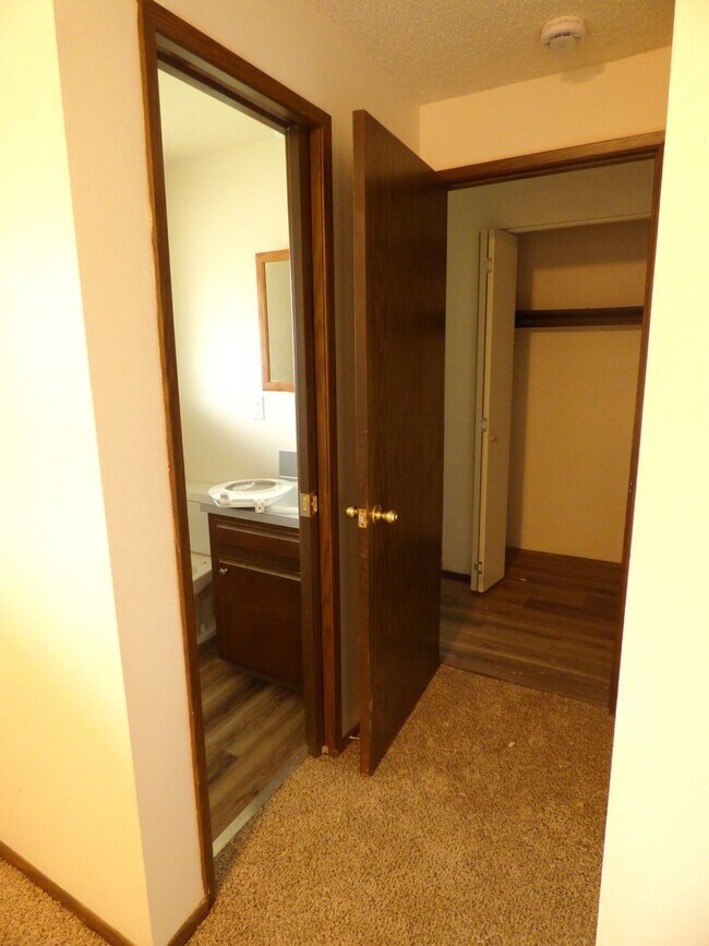 Building Photo - Rent Special: 1/2 Off April's Rent!!