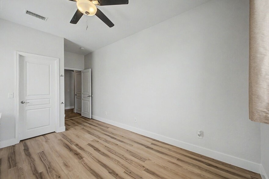 Building Photo - 5924 W Park View Ln