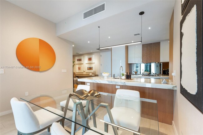 Building Photo - 2831 S Bayshore Dr