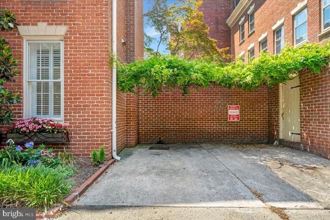 Building Photo - 303 S Union St