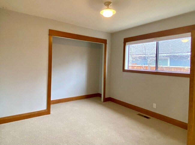 Building Photo - *Unfurnished* Charming, updated and walkable west side 3 BR + den/office