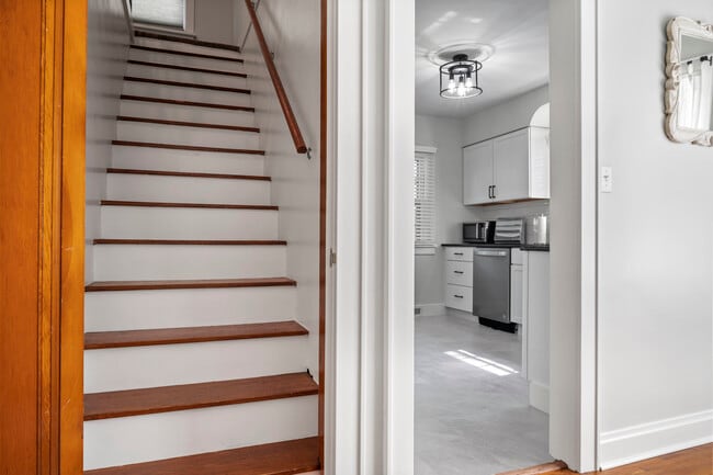 Building Photo - 1223 E Oakland Ave