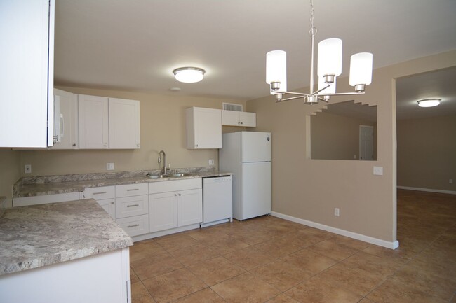 Building Photo - Remodeled 3 Bedroom 2 Bath House! South Tu...