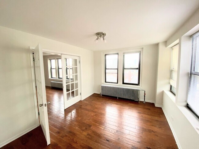 Building Photo - 3933 N Clarendon Ave
