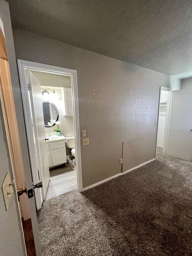 Building Photo - Norman Duplex- Bright and Modern!