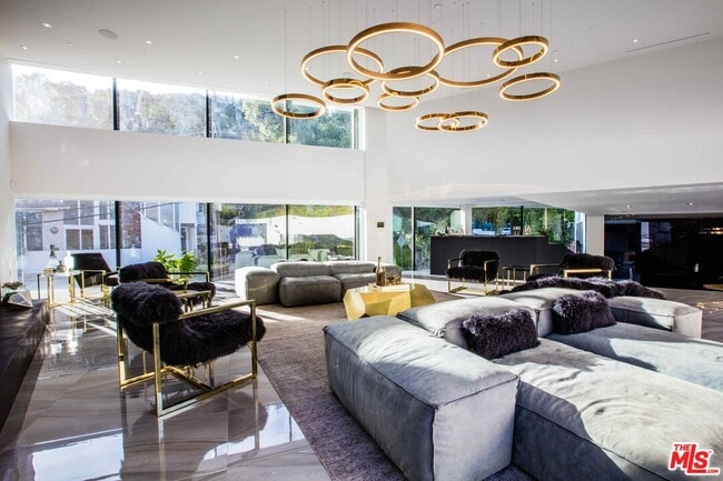 Building Photo - 2210 Bowmont Dr