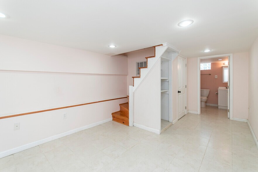 Building Photo - 527 S Lecount St