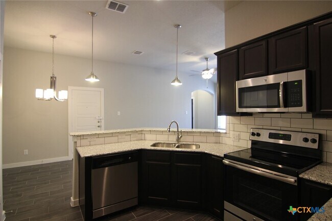 Building Photo - 542 Creekside Frst
