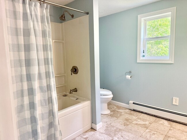 Building Photo - Sunny & Spacious 4 bedroom home