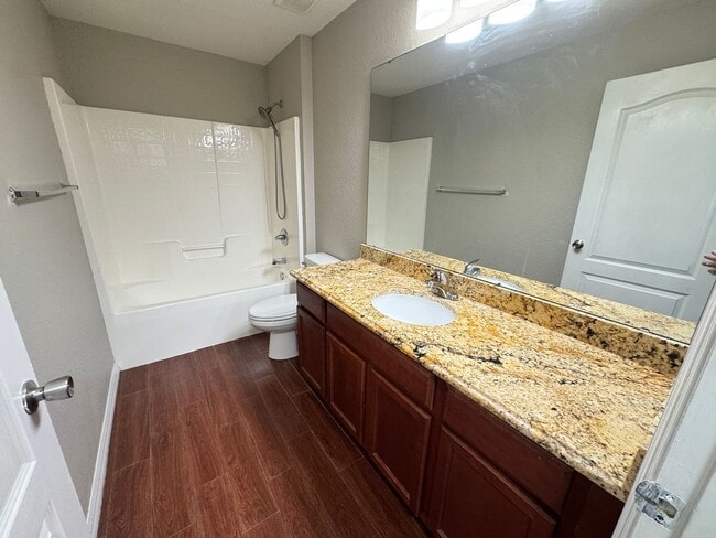 Building Photo - Spacious 4 Bedroom / 3 Bathroom Home in Davenport