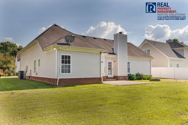 Building Photo - Amazing 3 bedroom home with attached garage!