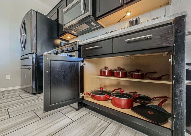 Building Photo - Westside area Rental (Completely Furnished) Beautiful 3 bed/2.5 baths