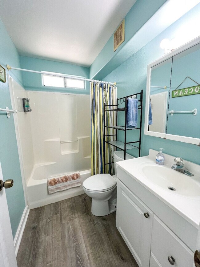 Building Photo - 15010 Leeward Dr