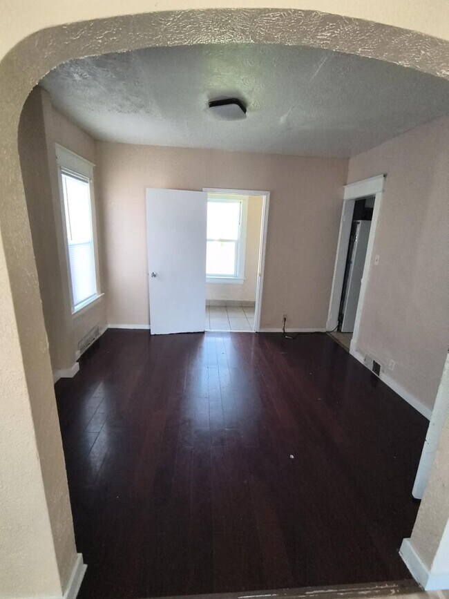 Building Photo - Spacious 3 Bedroom 1 Bath Located in East ...
