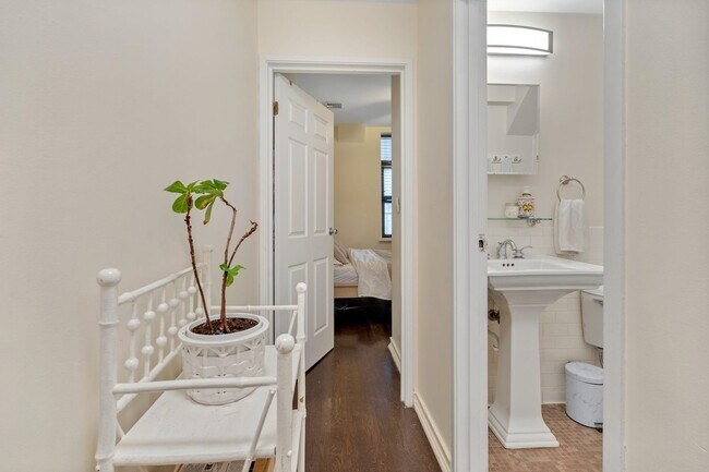 Building Photo - 1110 Clinton St