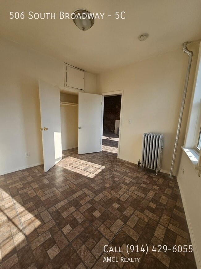 Building Photo - 506 S Broadway