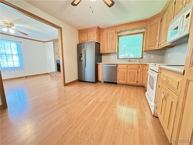 Building Photo - 16421 Chinook Dr