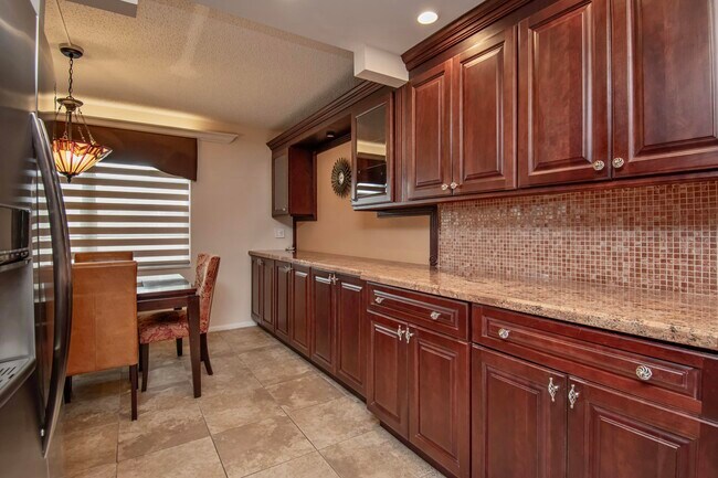 Building Photo - 2030 Ainslie Dr