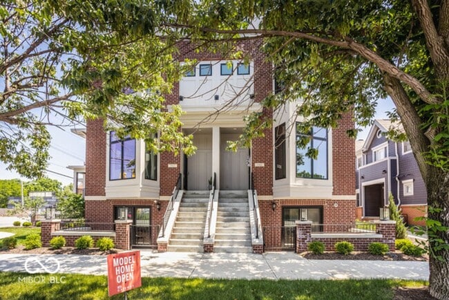 Building Photo - Beautiful townhome located off 16th and College. Pets allowed for an additional $1,000 non refund...