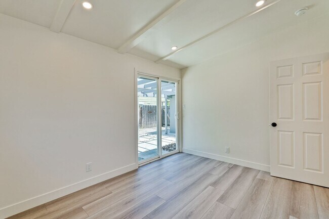 Building Photo - Charming updated 3 bedroom, 1 bathroom hom...