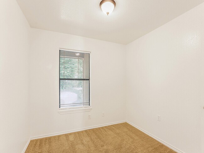 Building Photo - 315 Isbell Rd