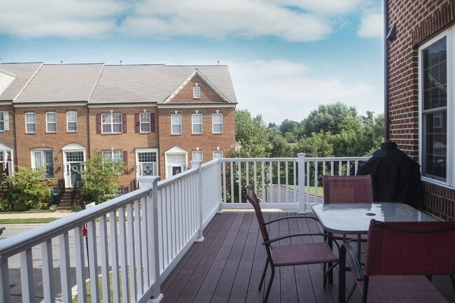 Building Photo - Villages at Urbana Luxury Townhouse For Lease