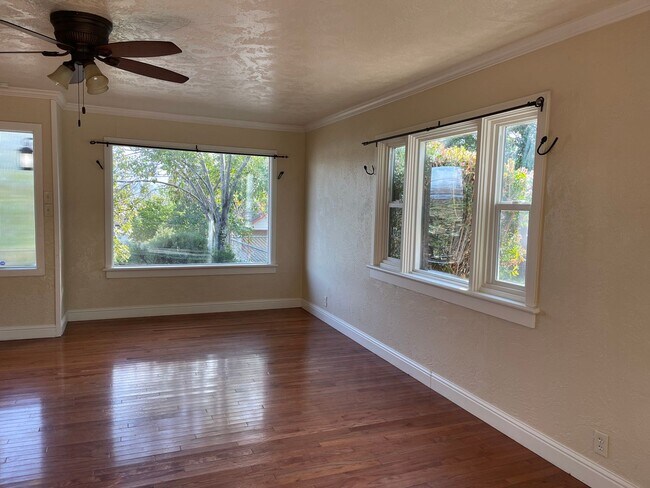 Building Photo - CHARMING 4 BED 2 BATH HOUSE NEAR DOWNTOWN