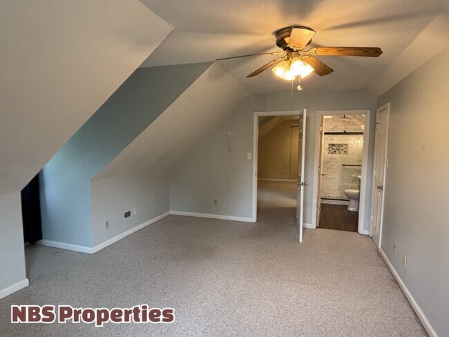 Building Photo - 7404 Foxglove Ln