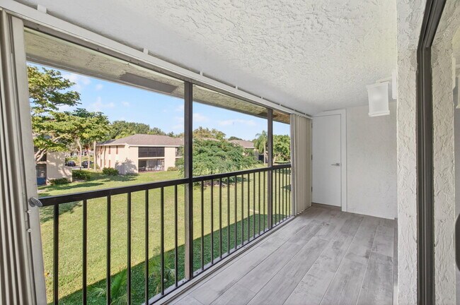 Building Photo - 3939 NE 5th Ave