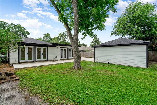 Building Photo - 3302 Westridge St