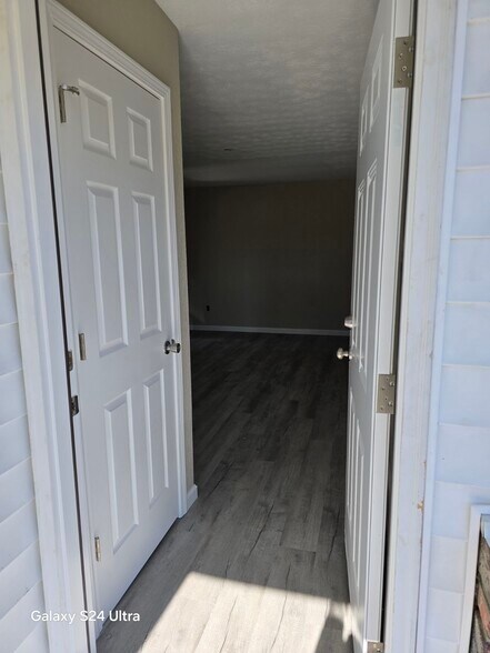 Building Photo - 108 Tacoma Rd