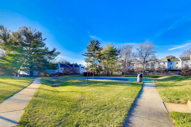 Building Photo - Clean & Fresh 2 + 2 close to METRO!