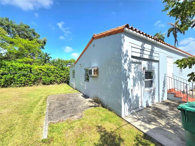 Building Photo - 1619 NW 27th St