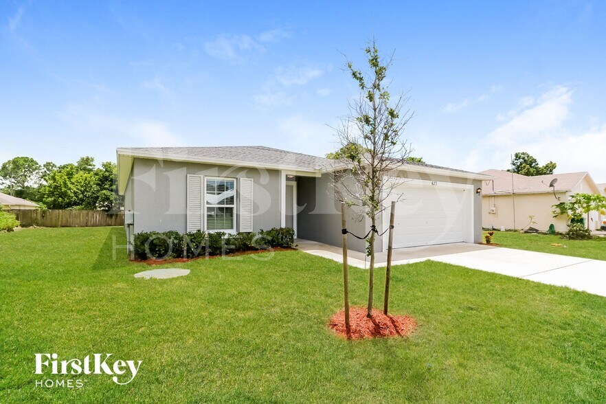 Building Photo - 623 SW Homeland Rd