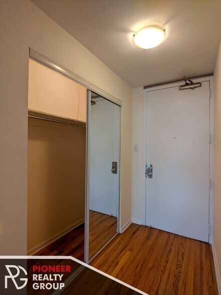 Building Photo - 826 W Wilson Ave