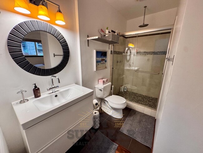 Building Photo - Beautiful furnished 3 bedroom! Great Location!