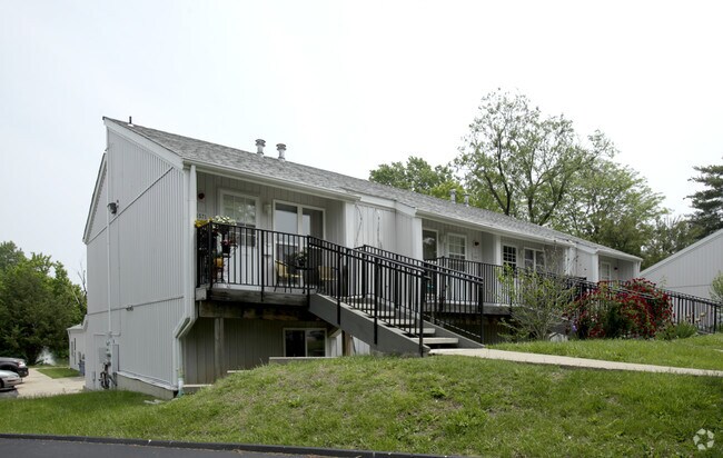 Primary Photo - Villa Lago Apartments