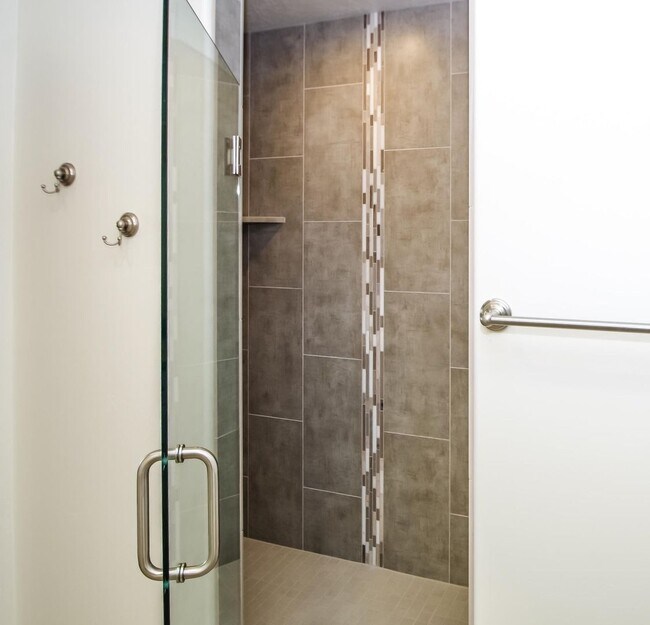 Building Photo - 4 Bedroom Townhome in Hurricane Heights Co...