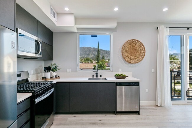 Building Photo - 13637 N Fellows Ave