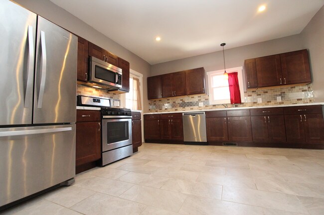 Building Photo - 711 Watson St SW