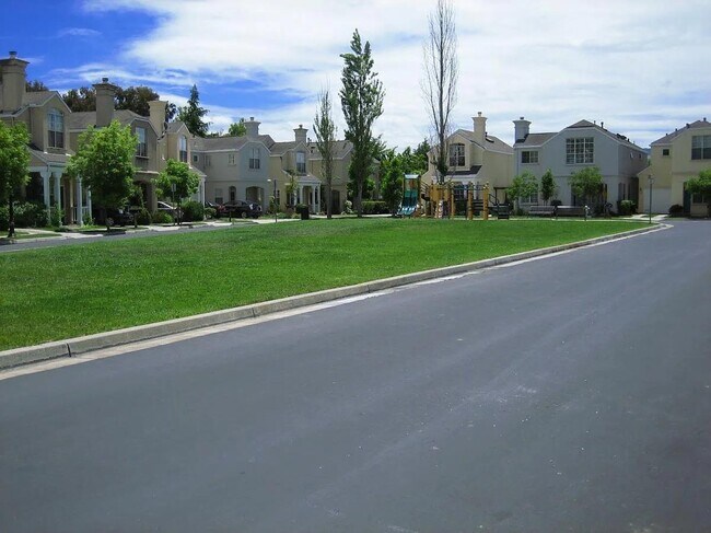 Building Photo - 106 Concord Cir