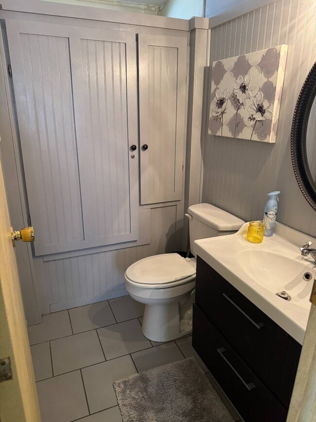 Building Photo - 638 N Edgewater Dr