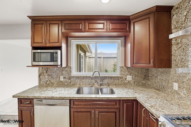 Building Photo - 536 W Hillsdale Blvd