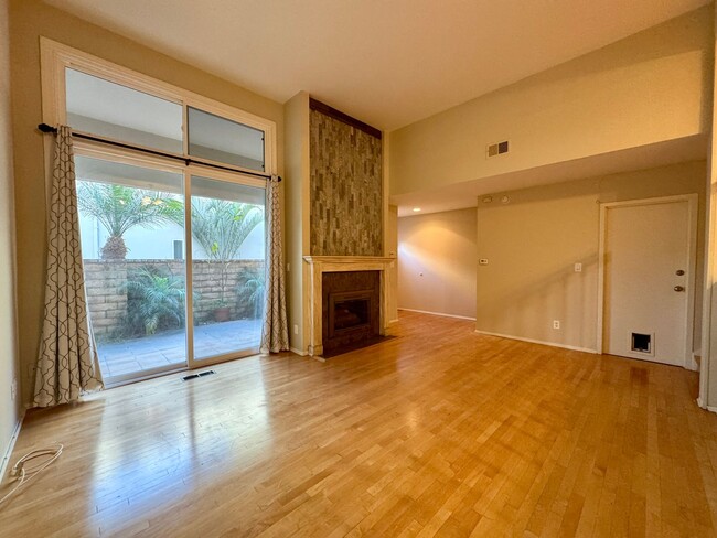 Building Photo - Spacious Multi-Level Townhouse w/hwd flrs,...