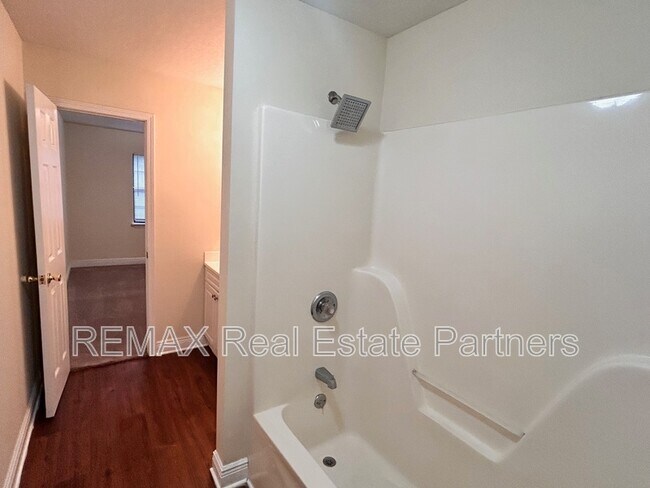 Building Photo - 121 Lexington Dr